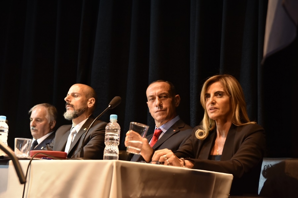 Proh, Mazzanti, Arrieta y Fassi escuchando a los presidentes de los bloques. 