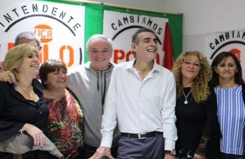 Rizzi (en el centro) con parte de los dirigentes que lo acompañan en la lista que encabeza.