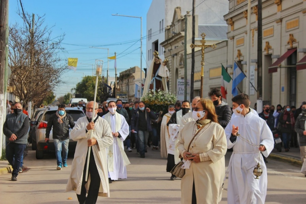 Luego de dos años los feligreses caminaron junto a la Virgen.