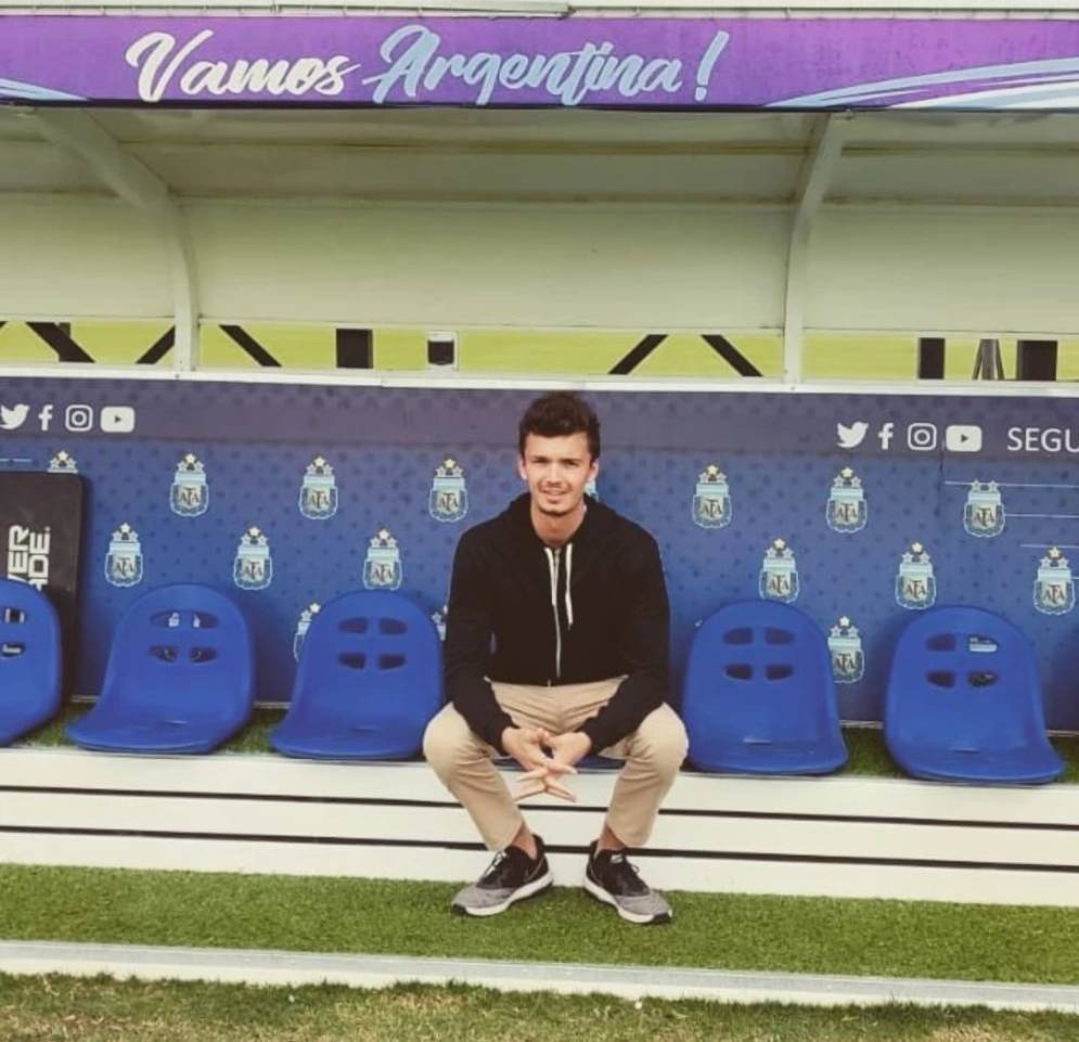 &quot;La Flaca&quot;, vecino de Cañuelas que vive en el B° Sarmiento, en una de las tantas canchas recorridas.