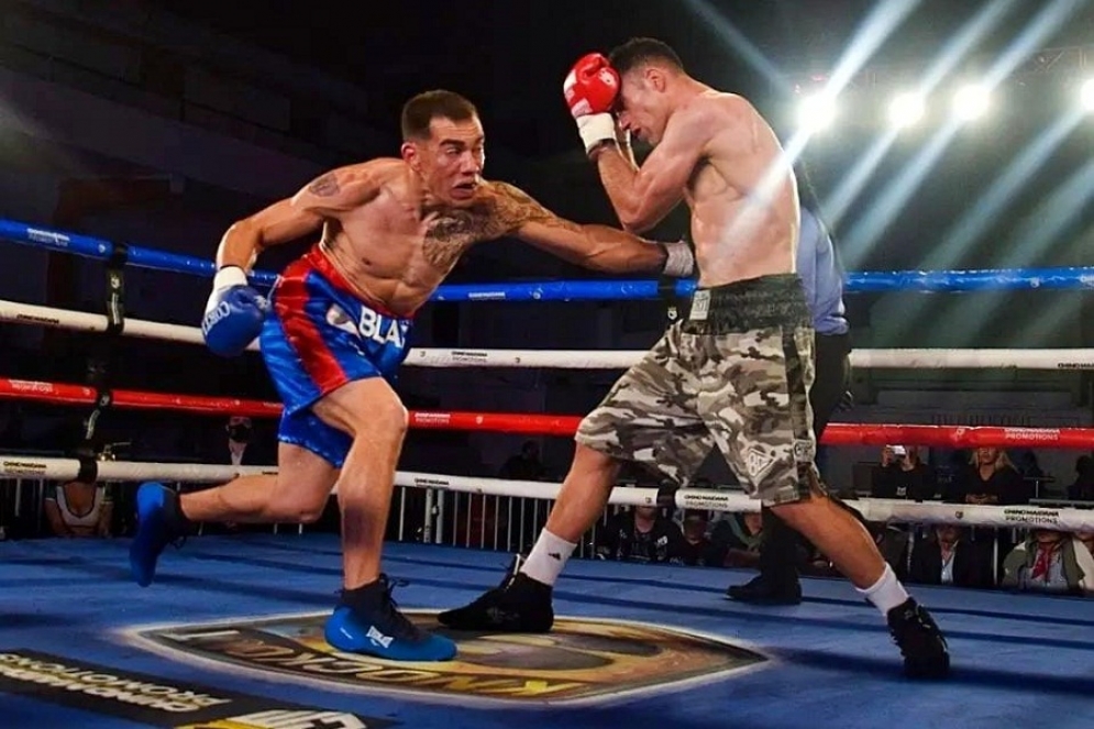 Debutó de manera profesional en la categoría Welter, contra Lucas Winter.