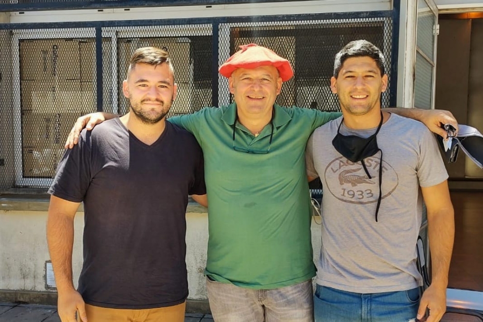 Dos de sus hijos, Andres y Franco, lo acompañaron en la votación.