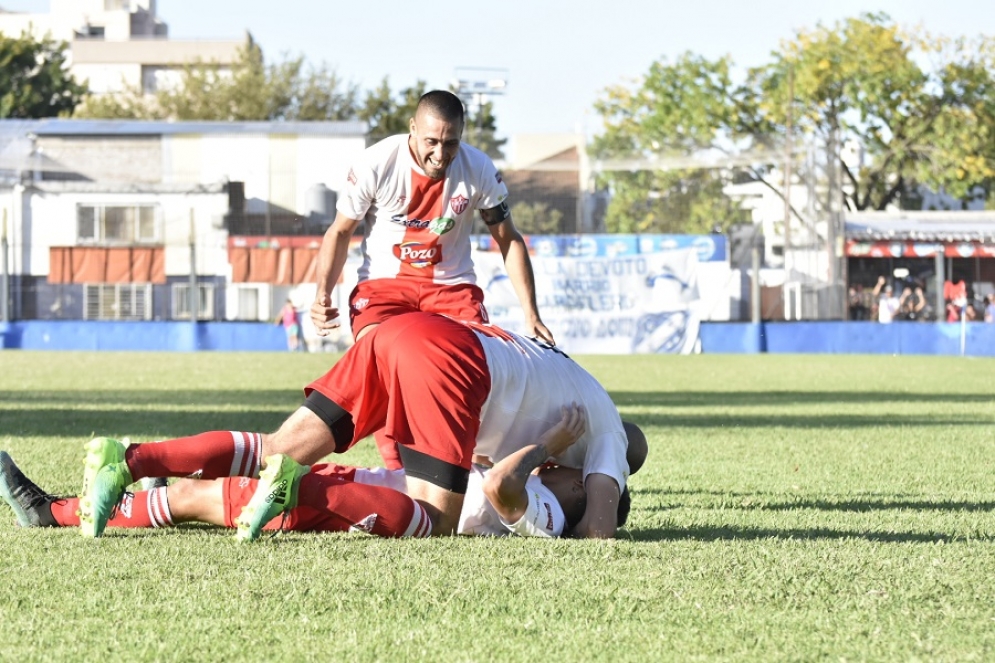 Maidana se suma a festejar con sus compañeros. Foto: Jonathan Argañaraz. 