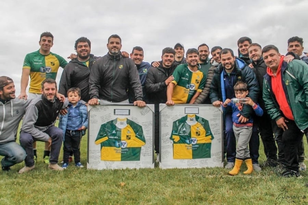 El sábado, en visperas del partido con Del Sur, recibieron un reconocimiento. La foto final con compañeros, amigos y familiares de ambos.