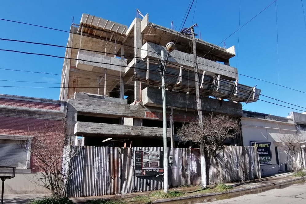 El balcón superior desprendido hacia la calle.