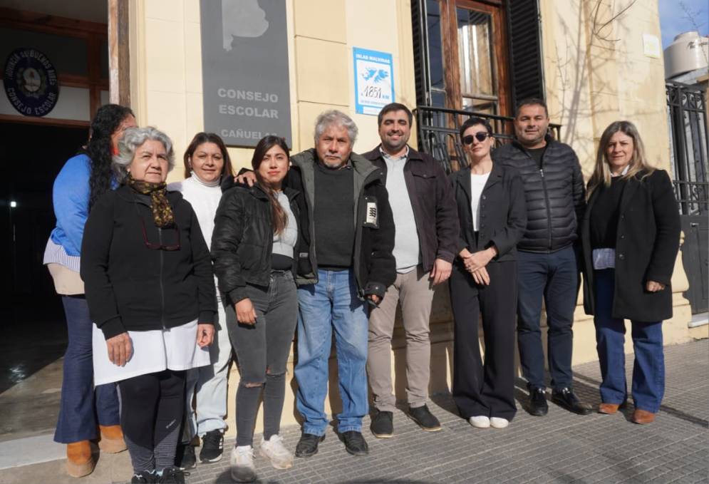 Los Coronel acompañados por funcionarios, personal del CE y allegados.