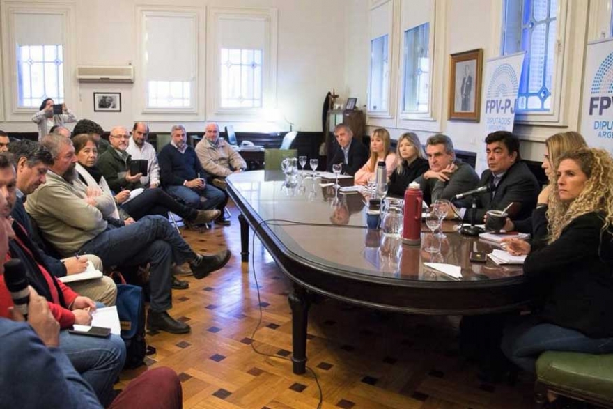 Juan Ángel Cruz, el primero desde la izquierda en la mesa principal. 