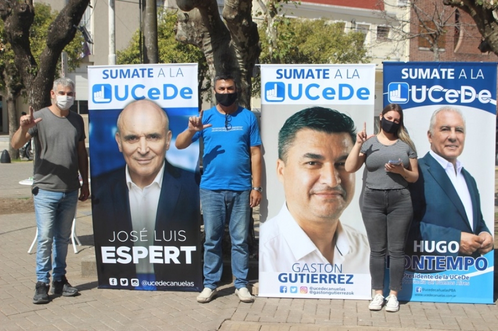 Los dirigentes de Avanza Libertad durante una volanteada en la Plaza San Martín. 