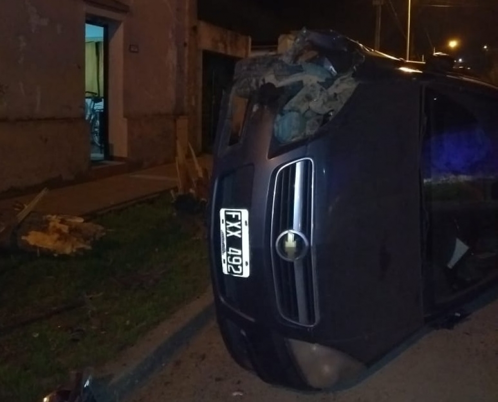 El auto que estaba estacionado terminó volcado.