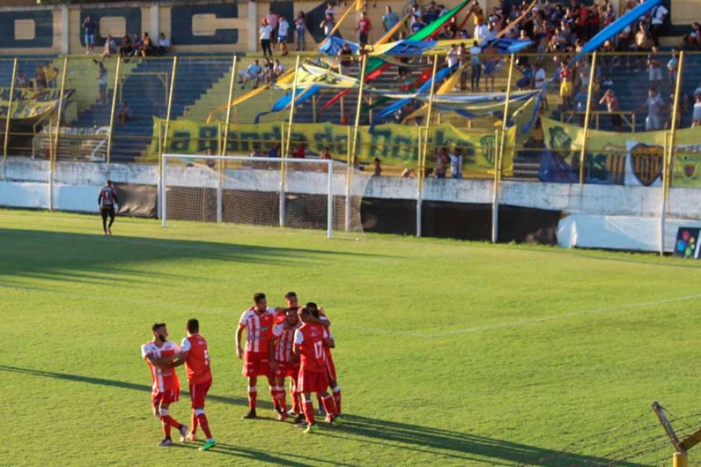 Alan Sosa y sus compañeros en pleno festejo luego del gol de Cañuelas. 