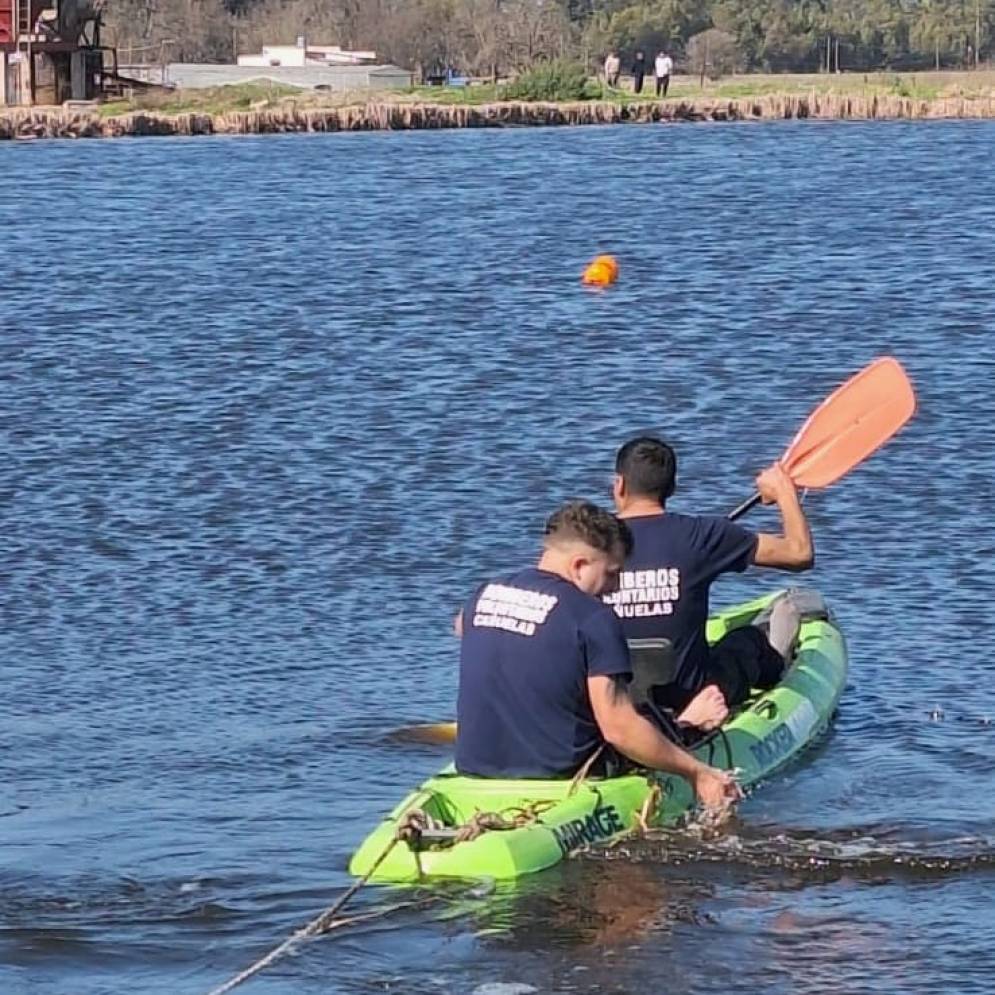 Los oficiales de buceo continúan con las tareas para hallar al hombre. 