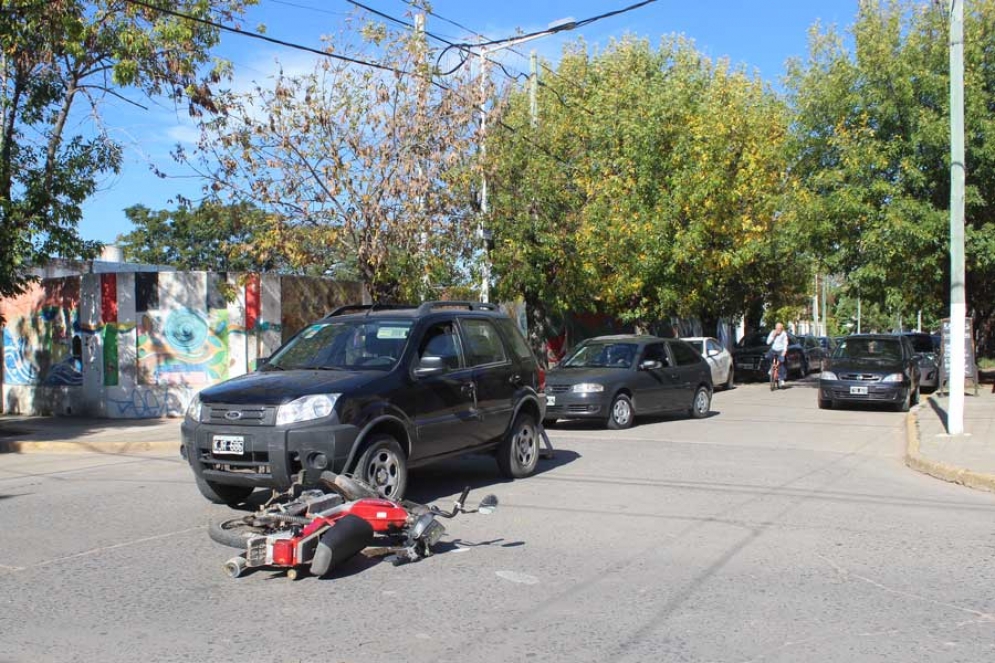 La camioneta Ford Eco Sport y la moto Zanella involucradas en el accidente. 