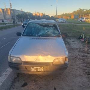 El Ford Escort con el parabrisas destrozado. De fondo, la bici de la mujer hospitalizada.