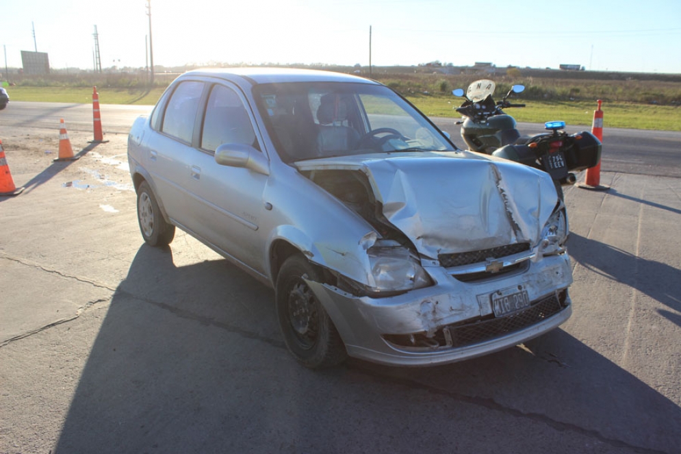 El Chevrolet Corsa sufrió daños en el tren delantero.