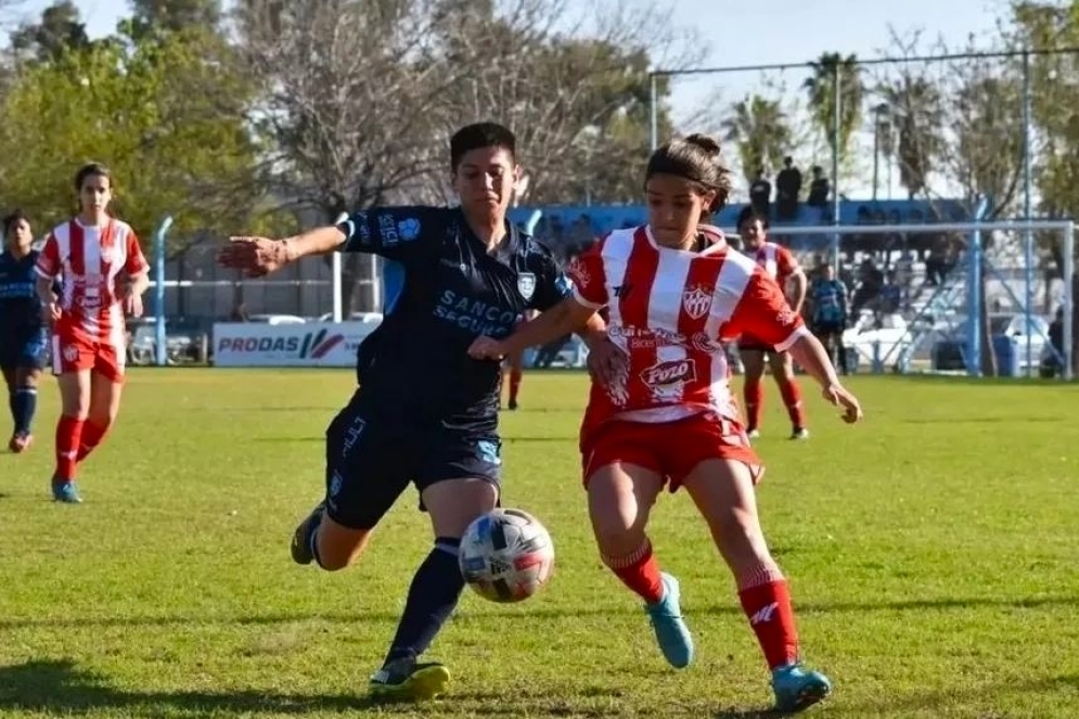 Martina Iraola disputando la bola contra la defensora de la &quot;crema&quot;.