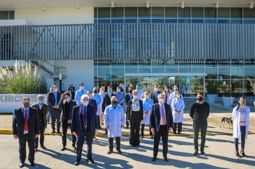 Los funcionarios en la puerta del Hospital Regional. 