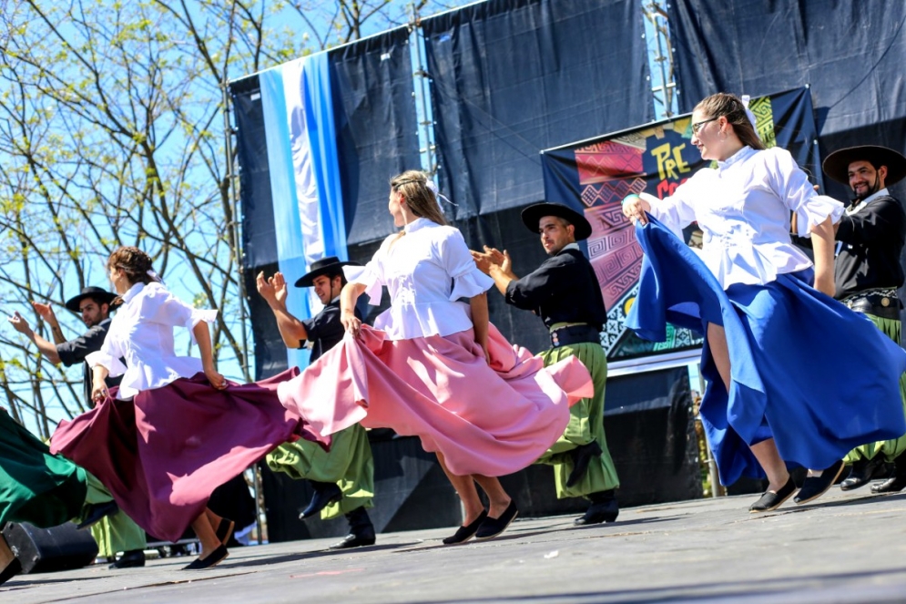 El Ballet de Uribelarrea en el escenario.