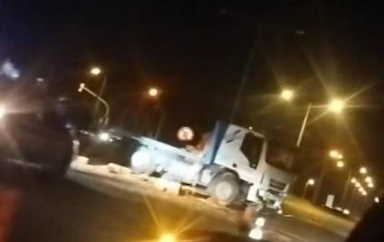Accidente en Ruta 3: dos heridos tras el choque entre un camión y un auto en el barrio Peluffo