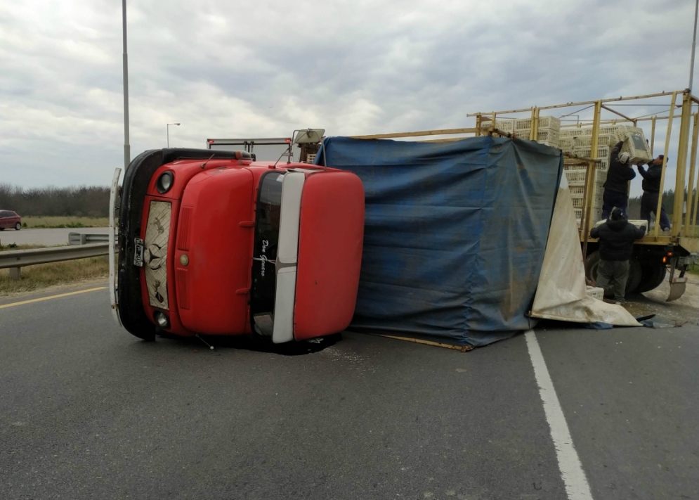 El 1114 rojo &quot;tumbado&quot; en la mano Luján-Cañuelas.