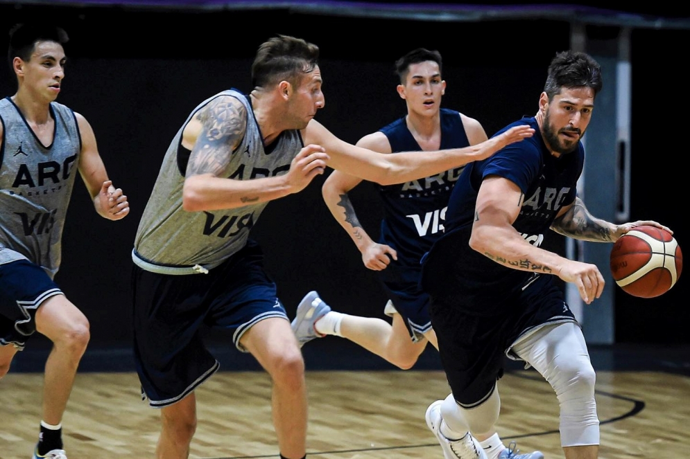 &quot;Pipi&quot; defendiendo a Nicolás Romano en un entrenamiento. 