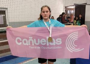 Posando con la bandera del municipio de Cañuelas.