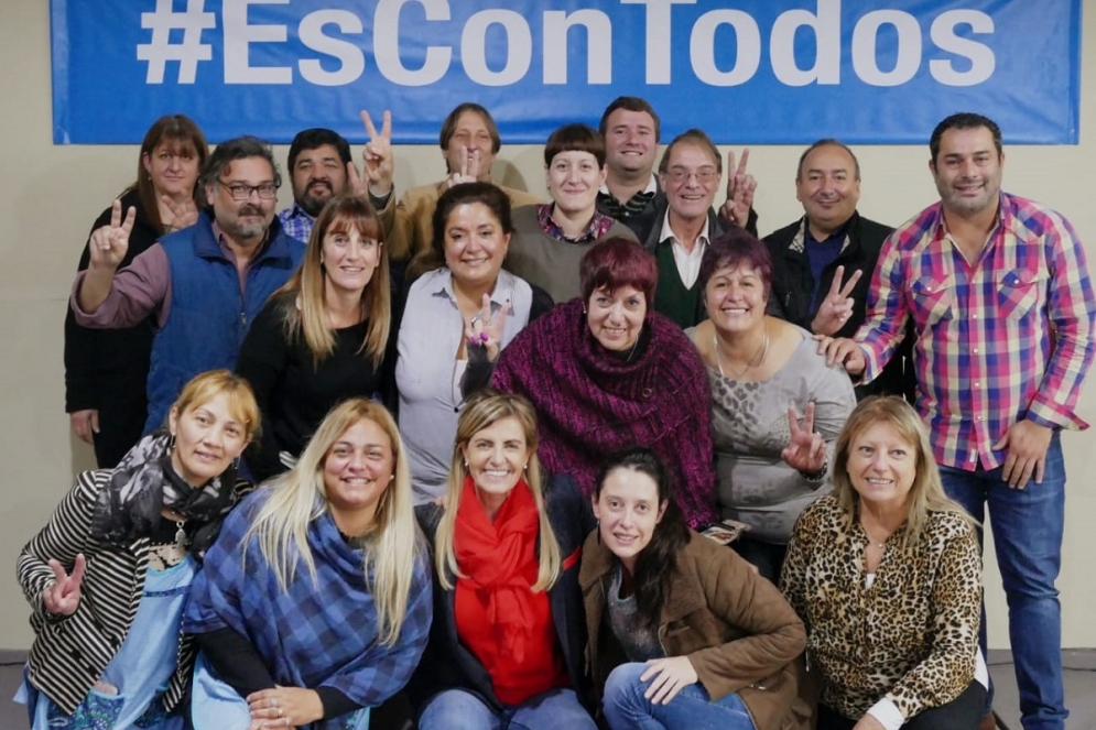 Fassi junto a los docentes con los que mantuvo el encuentro. 