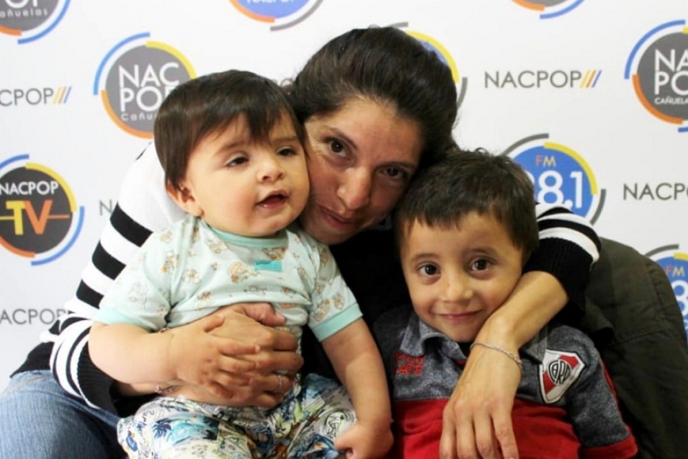 Matheo, con la camiseta de River, junto a su hermano menor y Mariana, su mamá.