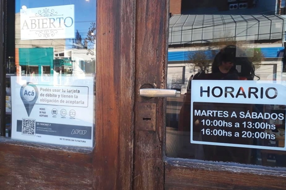 El lunes podrán abrir hasta las 19.