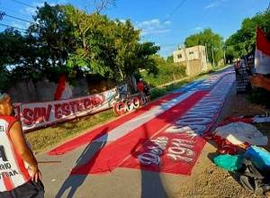 &quot;Los Pibes de San Esteban&quot; exhibiendo sus trapos de &quot;La 16&quot;.