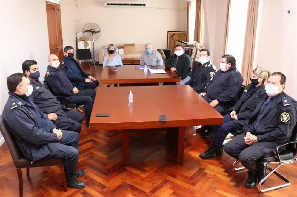 Fassi junto a las autoridades policiales. 