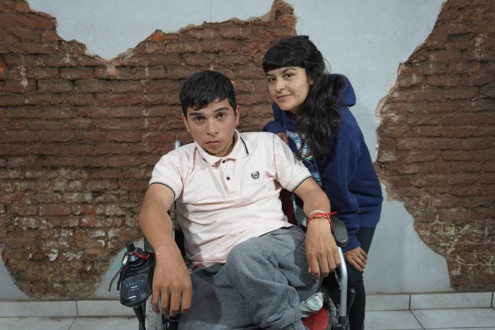 Llegó a los estudios acompañado de su novia, Tamara.