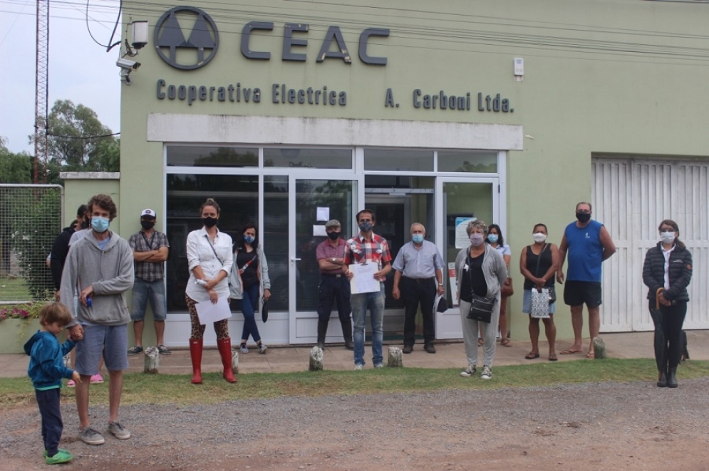 Los vecinos durante el último reclamo hecho en la sede de Carboni. 