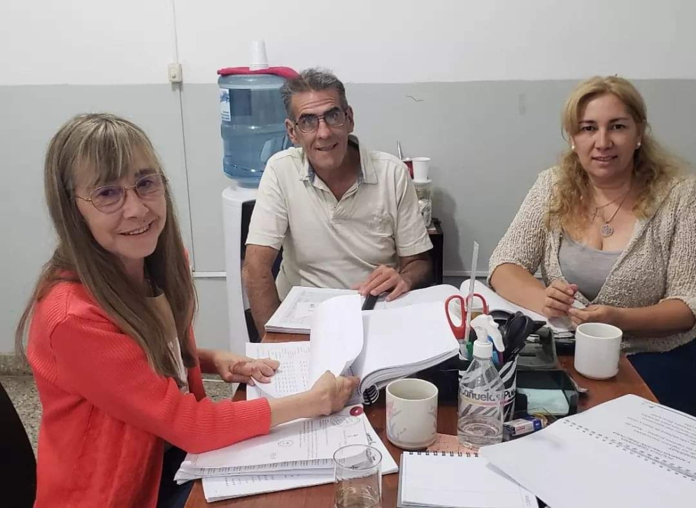 Pérez Armari (centro) expresó la mirada de la oposición. Antes de la sesión del HCD mantuvo una reunión con Liliana Menconi (izq.), ex funcionaria municipal en la gestión de la UCR, y Carolina Torrilla (der.), dirigente del sector.