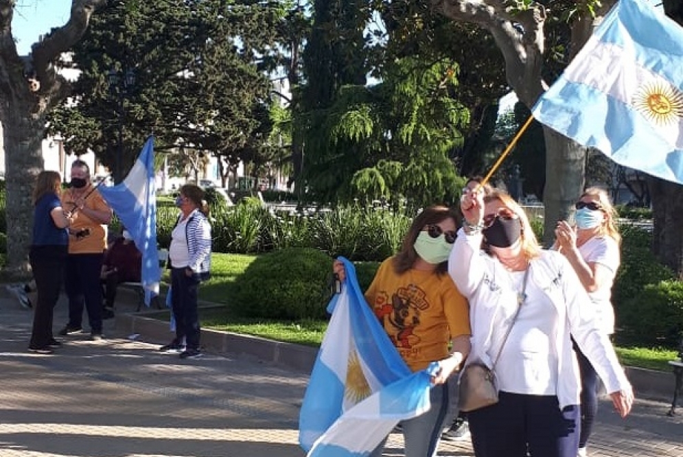 Algunos vecinos bajaron de sus autos en la Plaza. 