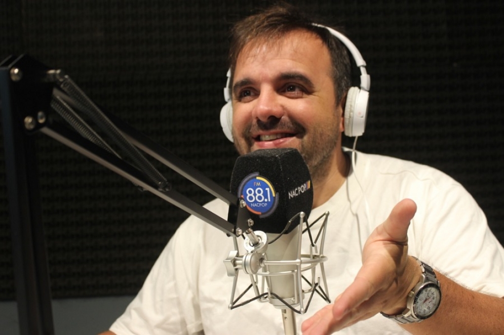 Enzo seguirá al frente de NacPop y relatando Racing por AM1080 Claridad.