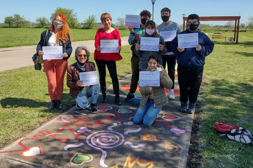 Los artistas que colorearon la vereda el Día del Corazón.