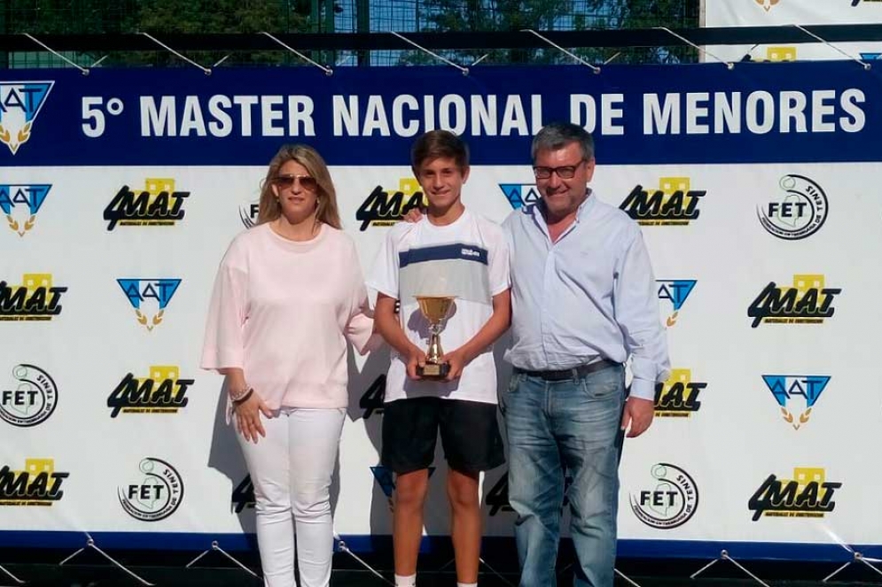 Nicolás Eli recibiendo el trofeo de campeón. 