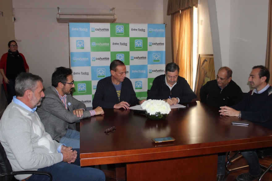 El convenio se firmó en el Palacio Municipal.