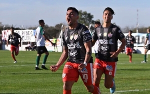 "Beto" Acosta marc&oacute; desde los doce pasos. Ph: Jony Arga&ntilde;araz.