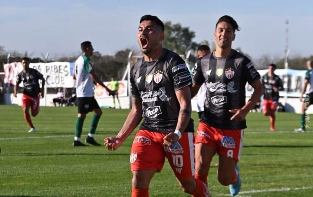 &quot;Beto&quot; Acosta marcó desde los doce pasos. Ph: Jony Argañaraz.