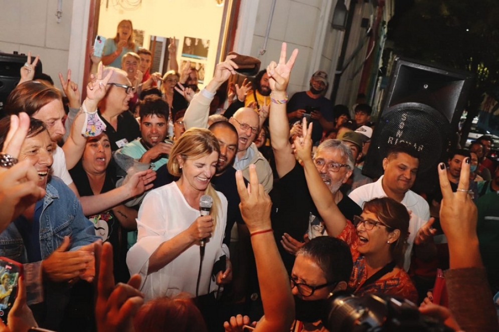 Emoción y festejos en el local de Libertad y Sarmiento.