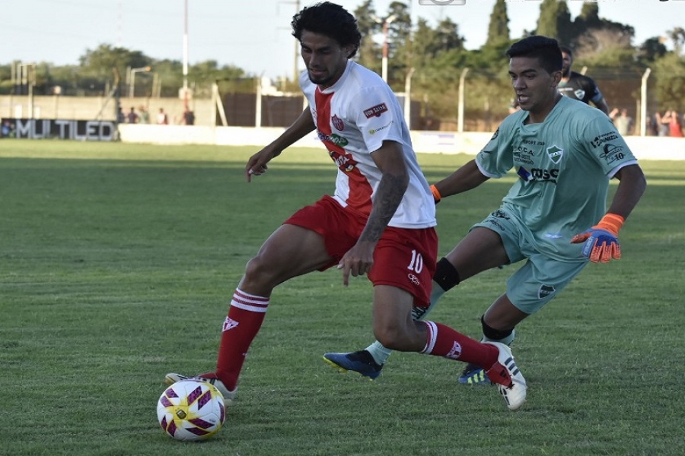 Sergio Acosta con la pelota. /Foto Jonathan Argañaraz.