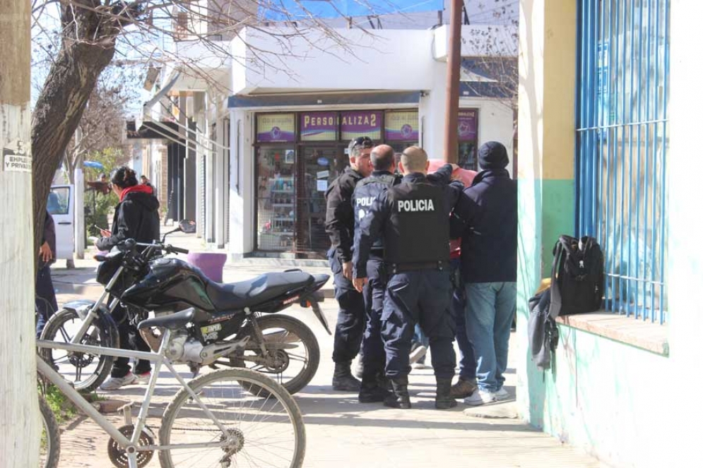  Luego de un rato, la policía controló la situación.