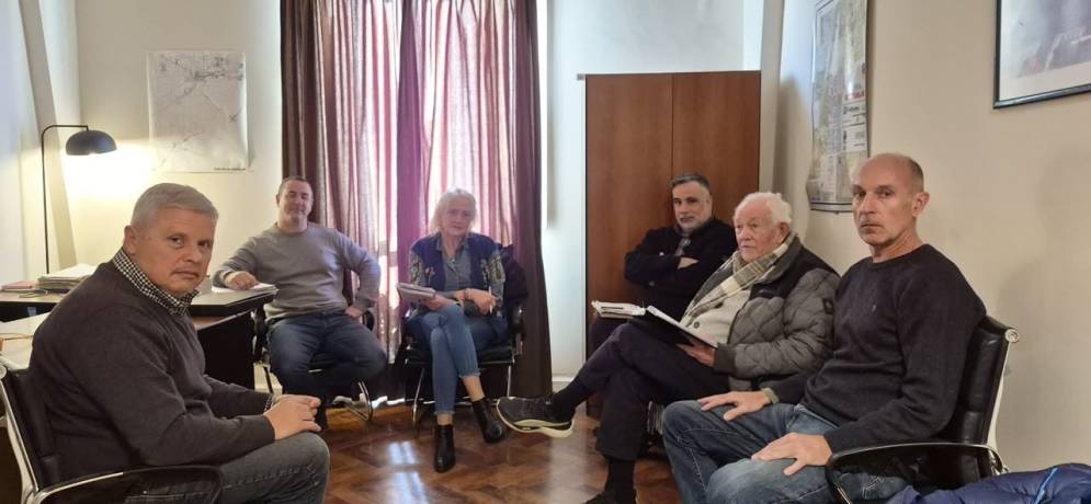 La foto de la reuni&oacute;n, con apenas un velador encendido.