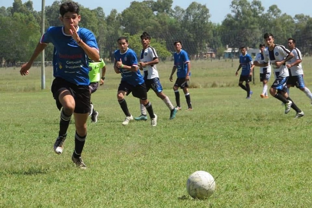 Una imagen del duelo entre 1° de Mayo y Los Parientes.