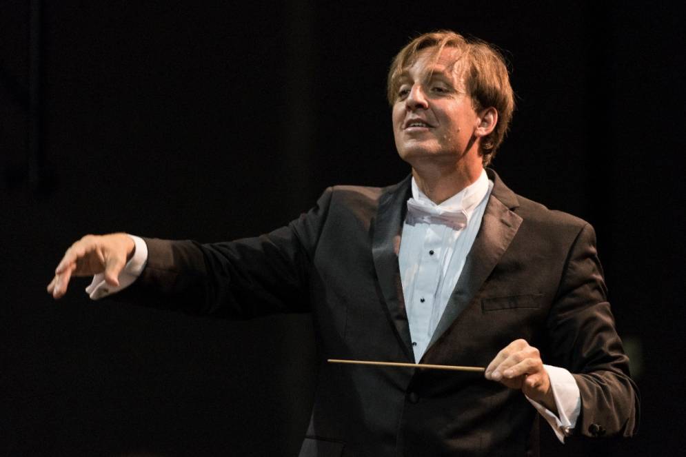 Andrés Tolcachir, el director invitado de la orquesta en el Teatro Cañuelas.