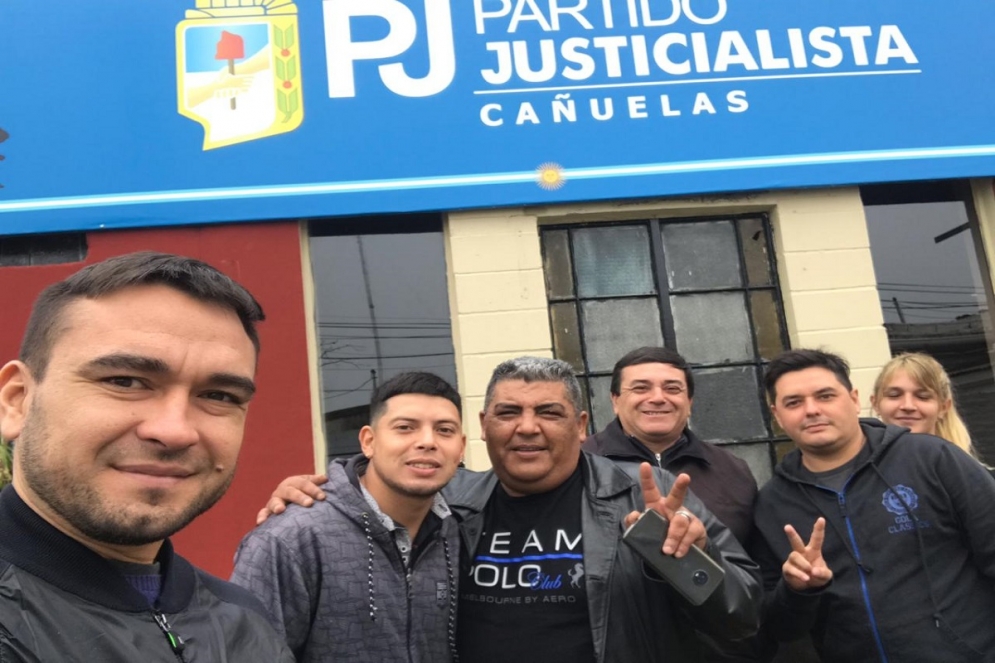 Muerza junto a un grupo de militantes de su espacio. 