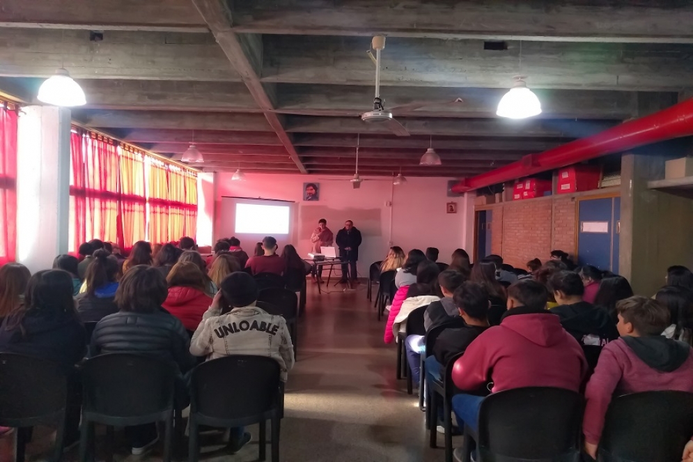 Los estudiantes siguieron antentos la charla.