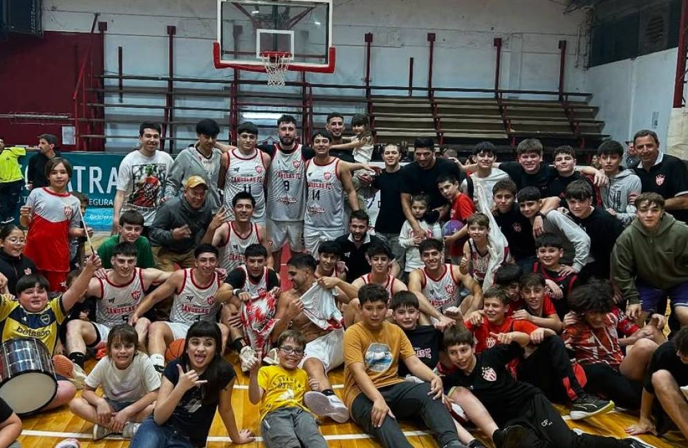 El festejo en el Arín. (Instagram @cfcbasquet)
