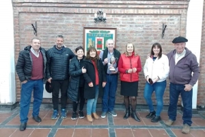 Los ganadores, junto a las autoridades del Centro Vasco de Cañuelas.
